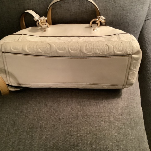 Coach  perfect summer shoulder or handbag. - Picture 6 of 9